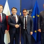 　日ＥＵ「ハイレベル経済対話」に臨む赤沢経産相（中央左）とＥＵのセジュルネ上級副委員長（同右）ら＝７日、ブリュッセル（経産省提供・共同）
