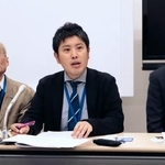 　調査結果について説明するＮＰＯ法人「全国言友会連絡協議会」の斉藤圭祐理事長（中央）＝４月、国会