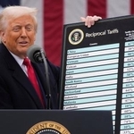 　関税政策について発表するトランプ米大統領＝２０２５年４月、ワシントン（ＡＰ＝共同）