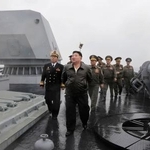 　新型駆逐艦「崔賢」の航海試験を視察する北朝鮮の金正恩朝鮮労働党総書記（手前）＝７日（朝鮮中央通信＝共同）