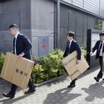 　市議会事務局などの家宅捜索のため、熊本県八代市役所に向かう警視庁と熊本県警の捜査員＝７日午後