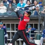 　マリナーズ戦の１回、１５号ソロを放つホワイトソックス・村上＝シカゴ（共同）