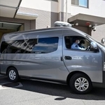 　送検のため福島県警郡山署を出る若山哲夫容疑者を乗せた車＝９日午前
