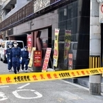 　女性の遺体が見つかった現場付近を調べる大阪府警の捜査員＝９日午前９時３４分、大阪市中央区