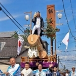　伊勢神宮の式年遷宮に向けた伝統行事「お木曳」で、木材を載せた奉曳車を引っ張る住民＝９日午前、三重県伊勢市