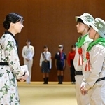 　第３５回森と花の祭典「みどりの感謝祭」の式典会場に到着し、出席者らに声をかけられる佳子さま＝９日午前、東京都千代田区（代表撮影）