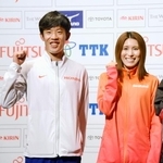　仙台国際ハーフマラソンの前日記者会見後、撮影に応じる男子の小山直城（左）と女子の川村楓＝９日、仙台市