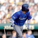 　８回ＤｅＮＡ１死満塁、度会が左前に２点打を放つ＝甲子園