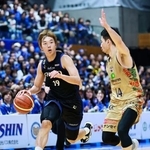 　琉球戦で攻め込む三河の西田（左）＝ウィングアリーナ刈谷（（Ｃ）Ｂ．ＬＥＡＧＵＥ）