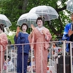 　「ジャパン・パレード」で、沿道の観客に手を振る長崎検番の芸妓衆と伊達良弘・長崎県文化観光国際部長（右端）＝９日、米ニューヨーク・マンハッタン（共同）