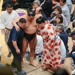 　高安に敗れ、土俵下で付け人らの肩を借りる豊昇龍＝両国国技館