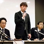 　新潟市の北越高で開かれた記者会見で、磐越道バス事故の経緯を説明する男子ソフトテニス部の寺尾宏治顧問（中央）＝１０日午後