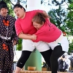 　「女だけの相撲大会」で熱戦を繰り広げる女性力士＝１０日午前、北海道福島町