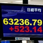 　６万３０００円を回復し、取引時間中としての史上最高値を更新した日経平均株価を示すモニター＝１１日午前、東京都港区の外為どっとコム