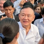 　仮釈放されたタクシン元首相＝１１日、タイ・バンコク（共同）
