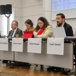 　各国の政府関係者らが南極条約協議国会議の議題について意見を交わす催し＝１０日午後、広島市