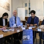 　記者会見する南極・南大洋連合の創設者ジム・バーンズ氏（中央）＝１１日午後、広島市