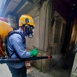 　１１日、台北市内でネズミ一掃のため消毒作業をする関係者（台北市提供・共同）