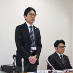 　大阪府泉佐野市役所で赤ちゃんポストなどの事業について説明する同市の担当職員＝１１日午後