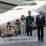 　リニア・鉄道館の入館者数７００万人を記念し開かれた式典＝１０日、名古屋市