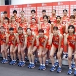 　ポーズをとるバレーボール女子日本代表＝１１日、味の素ナショナルトレーニングセンター