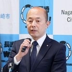 　記者会見する長崎市の鈴木史朗市長＝１１日午後、長崎市役所