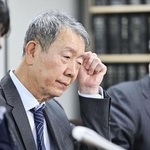 　江蔵智さん（中央）＝昨年４月、東京・霞が関の司法記者クラブ