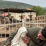 　聖母マリア像にたばこを押しつけるイスラエル軍の兵士（ソーシャルメディアから、ロイター＝共同）