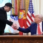　米ホワイトハウスでトランプ大統領（右）と握手するイーロン・マスク氏＝２０２５年５月（ゲッティ＝共同）
