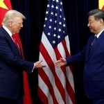 　握手するトランプ米大統領（左）と中国の習近平国家主席＝２０２５年１０月、韓国釜山（ロイター＝共同）
