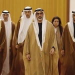 　中国の習近平国家主席との会談に臨むアラブ首長国連邦（ＵＡＥ）アブダビ首長国のハリド皇太子（中央）＝４月、北京の人民大会堂（共同）