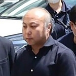 　警視庁戸塚署に入る重留真幸容疑者＝１０日午前