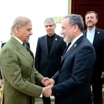 　パキスタン・イスラマバードで会談するシャリフ首相（左）とイランのアラグチ外相＝４月２５日公開（パキスタン首相府提供・ロイター＝共同）