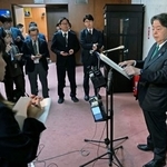 　閣議後に記者会見する林総務相＝１２日午前、国会