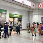 　ＪＲ川崎駅で活動する消防隊員ら＝１０日