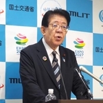 　記者会見する金子国交相＝１２日午前、国交省