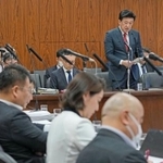 　参院内閣委で答弁する木原官房長官（右奥）＝１２日午前