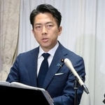 　記者会見する小泉防衛相＝１２日午前、国会