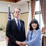 　ベセント米財務長官（左）と握手する片山財務相＝１２日午前、財務省（同省提供）
