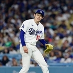 　ジャイアンツ戦の６回、２点二塁打を打たれたドジャース・佐々木＝ロサンゼルス（共同）