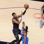 　サンダーとの西カンファレンス準決勝第４戦で攻めこむレーカーズの八村（左）＝ロサンゼルス（ＮＢＡＥ・ゲッティ＝共同）