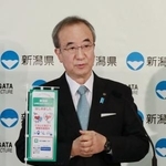 　記者会見する新潟県の花角英世知事＝１２日午前、県庁