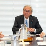 　衆院憲法審の幹事懇談会に臨む（左から）自民党の新藤義孝与党筆頭幹事、古屋圭司会長、中道改革連合の国重徹野党筆頭幹事＝１２日午前