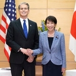 　ベセント米財務長官（左）と握手する高市首相＝１２日午後、首相官邸