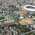 　東京・明治神宮外苑地区。左から秩父宮ラグビー場、神宮球場、解体された神宮第二球場の跡地、国立競技場。左手前はイチョウ並木＝２０２５年３月（共同通信社ヘリから）