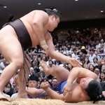 　霧島（左）が寄り切りで藤ノ川を下す＝両国国技館