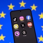 　スマートフォンのＳＮＳアプリとＥＵ旗（ロイター＝共同）