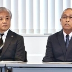 　記者会見する原告の男性（右）と小宮和彦弁護士＝１２日午後、福岡市
