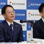 　記者会見する京阪ホールディングスの平川良浩社長（左）＝１２日午後、大阪市