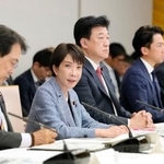 　中東情勢悪化への対応を議論する閣僚会議で発言する高市首相（左から２人目）＝１２日午後、首相官邸